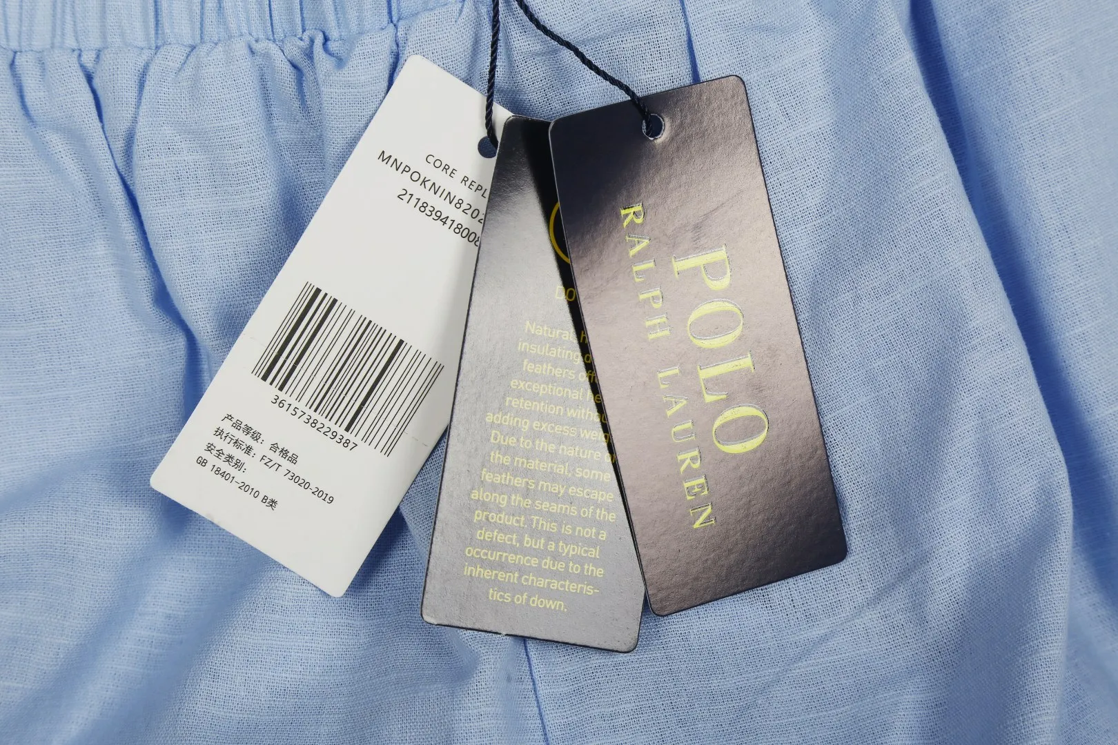 P210 White background picture [High-end quality] Style number: 25052# Color: Navy blue/off-white/light khaki/ice blue/dark khaki Size: S to XL - Ralph Lauren/Ralph Lauren 25SS Summer hot item high-quality lazy old money style linen couple style five-point shorts - originality restoration 105% cotton blended bamboo linen on the face Super soft nylon elastic in the same color ✅ - 100% restored workmanship Short five-point version, double-layered inside and outside to prevent exposure, double stitching to cover the independent waistband ✅ - Professional washing before the car, the texture of the fabric is tight and soft ✅ - RL/Ralph Lauren linen shorts are simply a summer savior. The linen material allows every pore to breathe freely, say goodbye to sticky heat. Walking on the road, the wind blows, and the heat all over the body is instantly smoothed away. The bamboo texture is natural and unique, simple and pure texture, full of laziness and old money style.